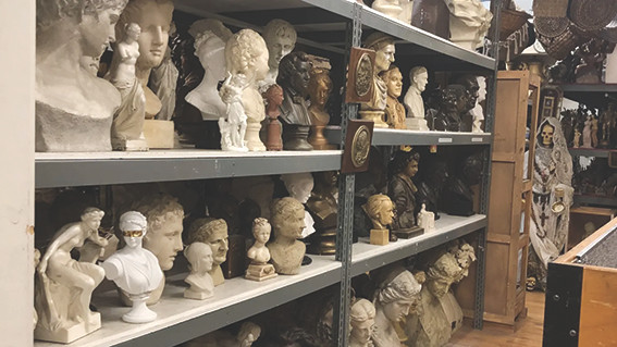 Những chiếc kệ cao từ sàn đến trần nhà chứa đầy tượng bán thân bằng đá cẩm thạch (tự nhiên và nhân tạo) tại kho đạo cụ tham quan phim trường Warner Bros.Ảnh: CNBC