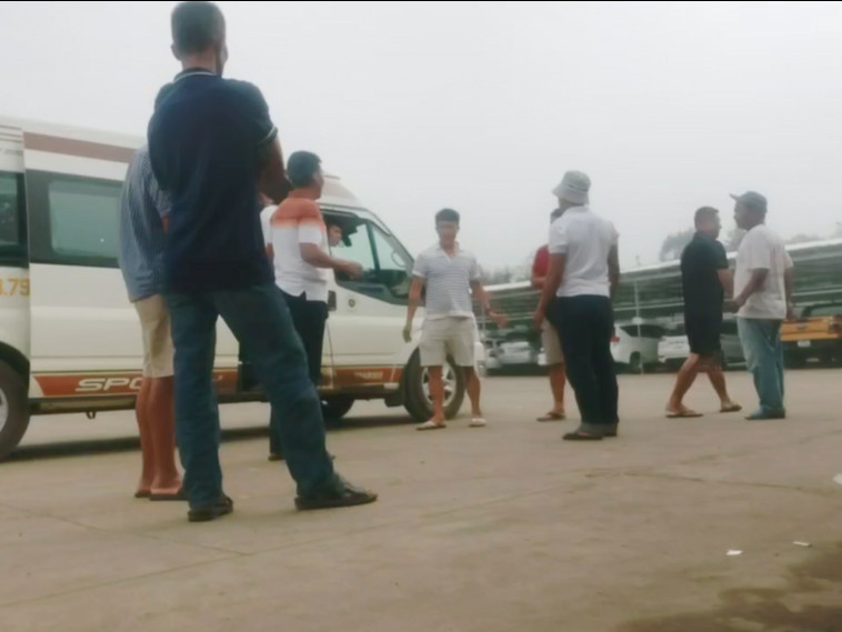 Bãi đất rẫy cà phê được san phẳng, đổ bê tông, quây rào tôn làm bãi giữ xe cho dân đá gà Bãi đất rẫy cà phê được san phẳng, đổ bê tông, quây rào tôn làm bãi giữ xe cho dân đá gà