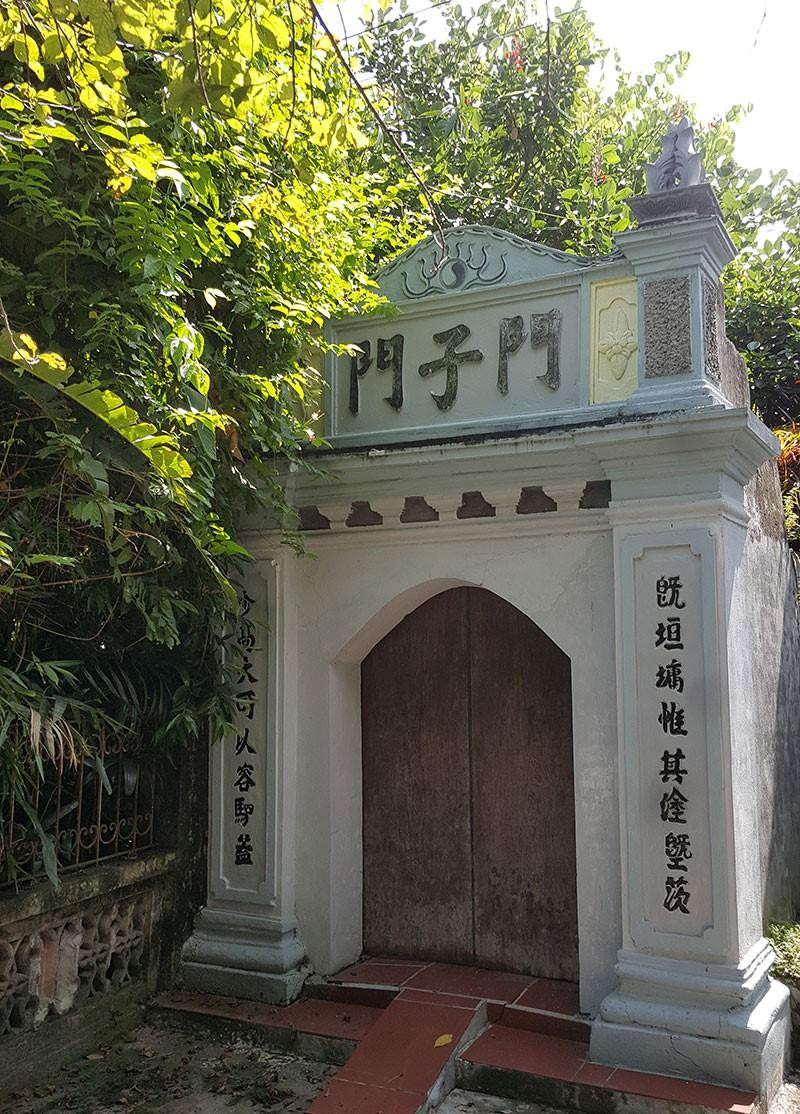 Cổng vườn Bùi của Nguyễn Khuyến trước và sau khi được tu bổ Cổng vườn Bùi của Nguyễn Khuyến trước và sau khi được tu bổ