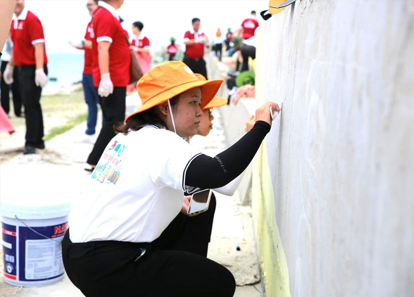 Tình nguyện viên sơn sửa bờ bao tại đảo Phú Quý Tình nguyện viên sơn sửa bờ bao tại đảo Phú Quý