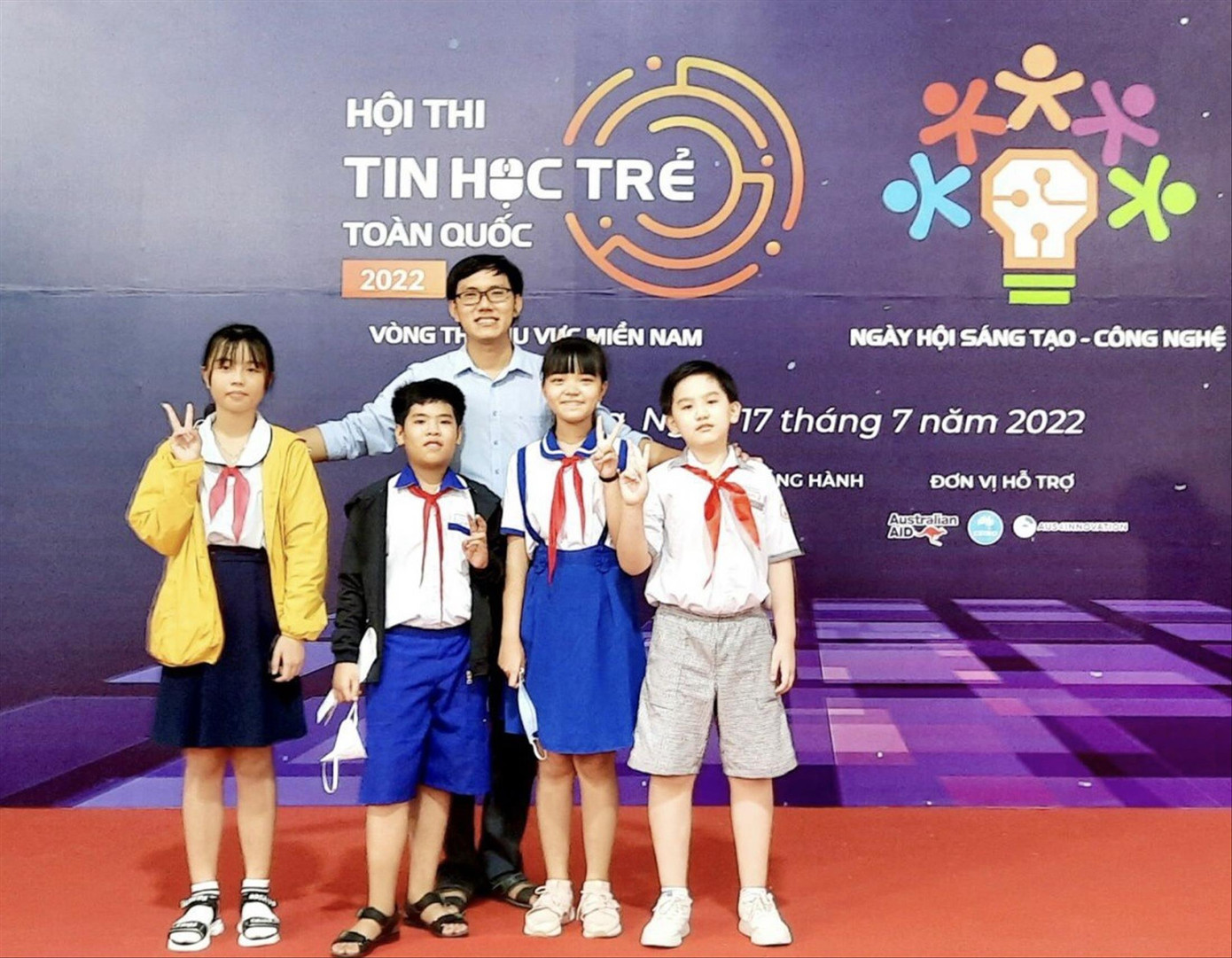 Thầy giáo Nguyễn Nhật Linh và đoàn thí sinh tham gia Hội thi Tin học trẻ toàn quốc năm 2022