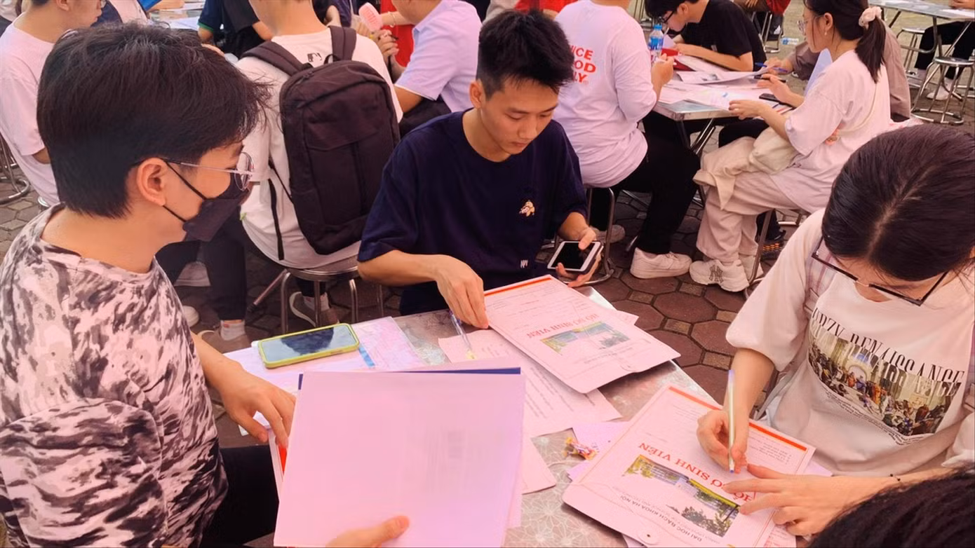 Thí sinh nhập học tại trường ĐH năm 2024 Ảnh: Nghiêm Huê