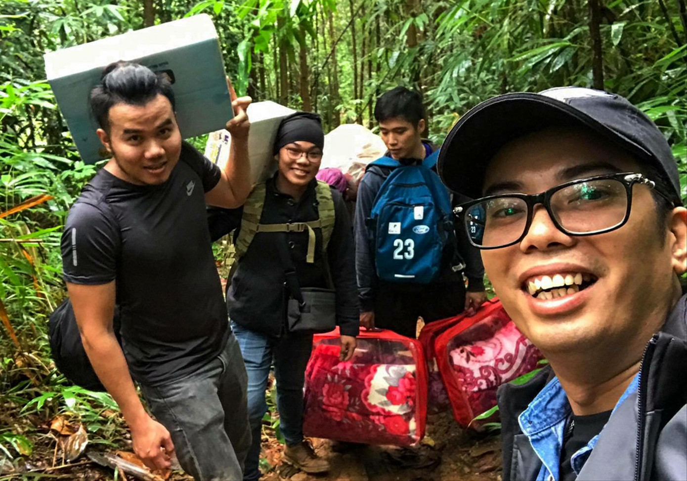 Hồ Hoàng Liêm và các thành viên CLB Nụ cười hồng Đà Nẵng trong một lần mang đồ chơi lên cho trẻ em vùng cao Ảnh: N.Thành