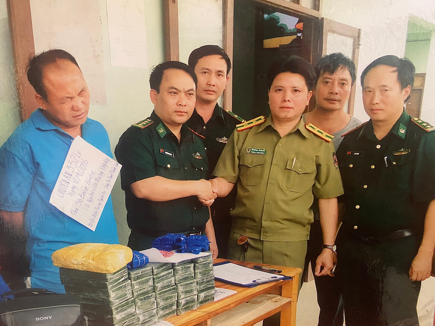 Đối tượng, tang vật do lực lượng PCMT&amp;TP BĐBP tỉnh Nghệ An và công an tỉnh Hủa-Phăn (Lào) bắt giữ trong chuyên án 352LV. Ảnh: Bộ đội Biên phòng tỉnh Nghệ An