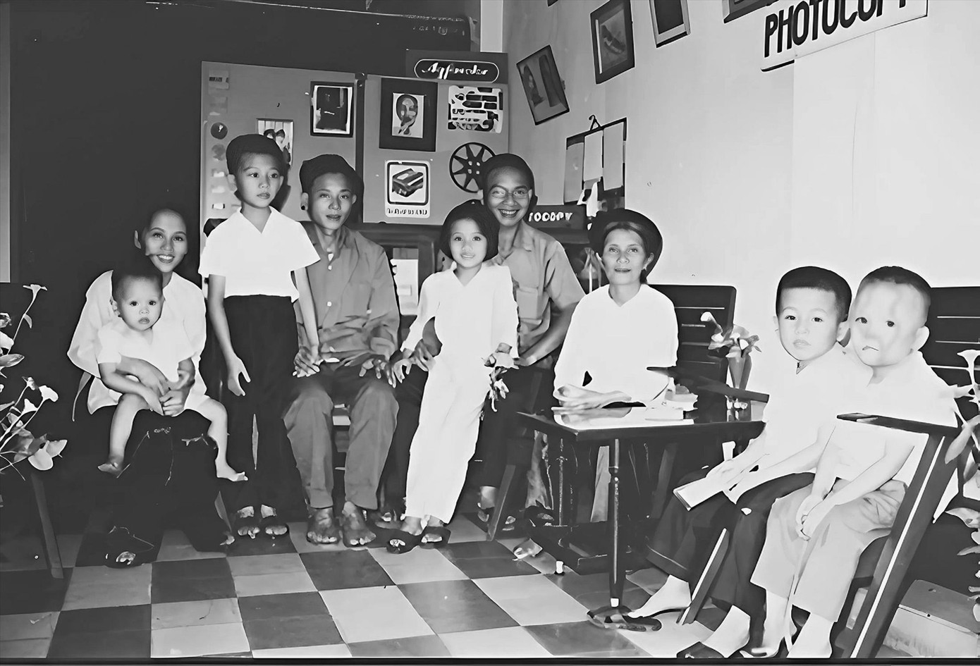 Gia đình bà Thiệp tại quê Thái Bình năm 1976. Ảnh: GĐCC.