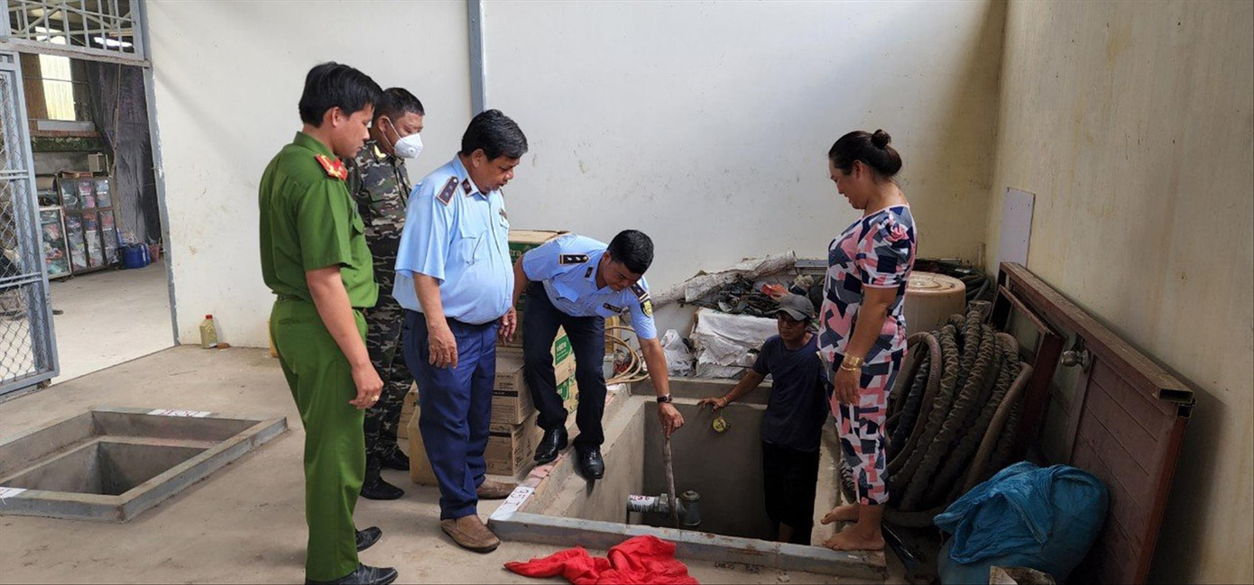 Lực lượng chức năng kiểm tra cửa hàng xăng, dầu tại An Giang Lực lượng chức năng kiểm tra cửa hàng xăng, dầu tại An Giang