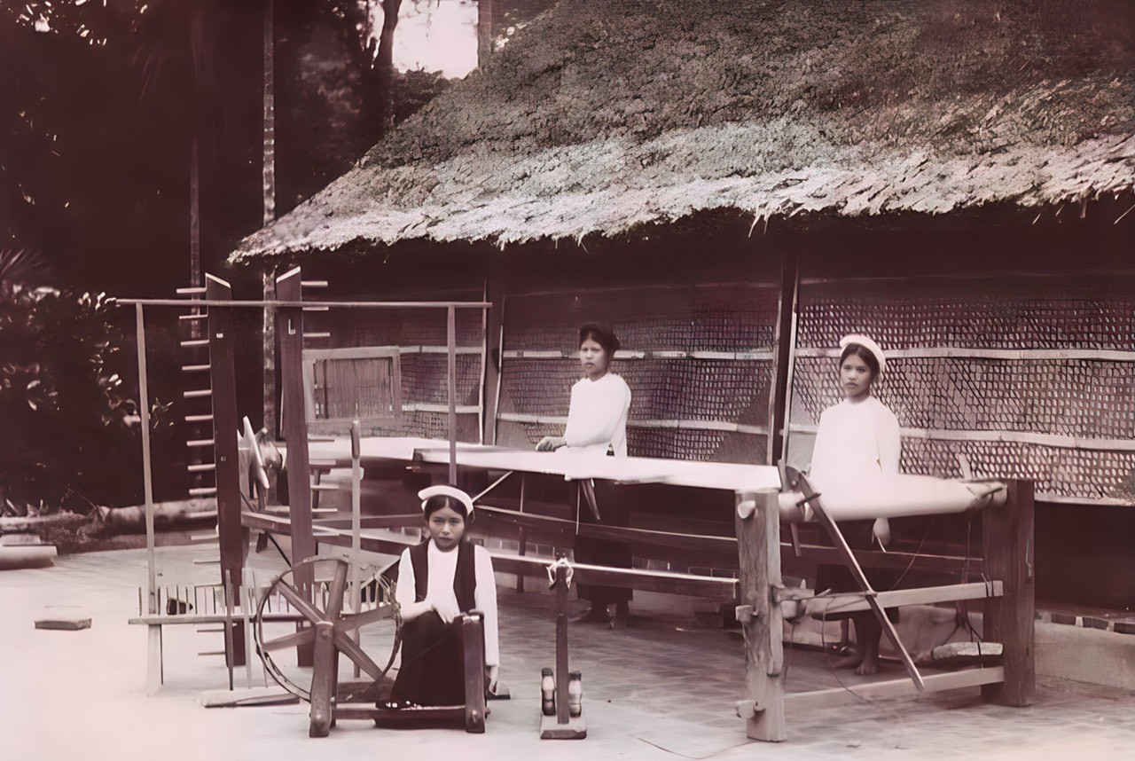 Bức ảnh hiếm hoi về xưởng quay sợi ở làng Đông Thái (ảnh tư liệu trích từ sách Thành cổ Hà Tĩnh) Bức ảnh hiếm hoi về xưởng quay sợi ở làng Đông Thái (ảnh tư liệu trích từ sách Thành cổ Hà Tĩnh)