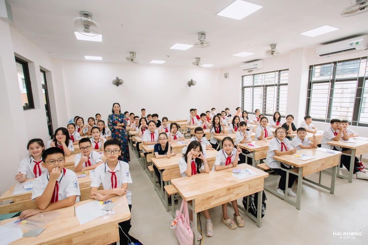 Sĩ số học sinh ở nhiều trường công lập vượt quá quy định.