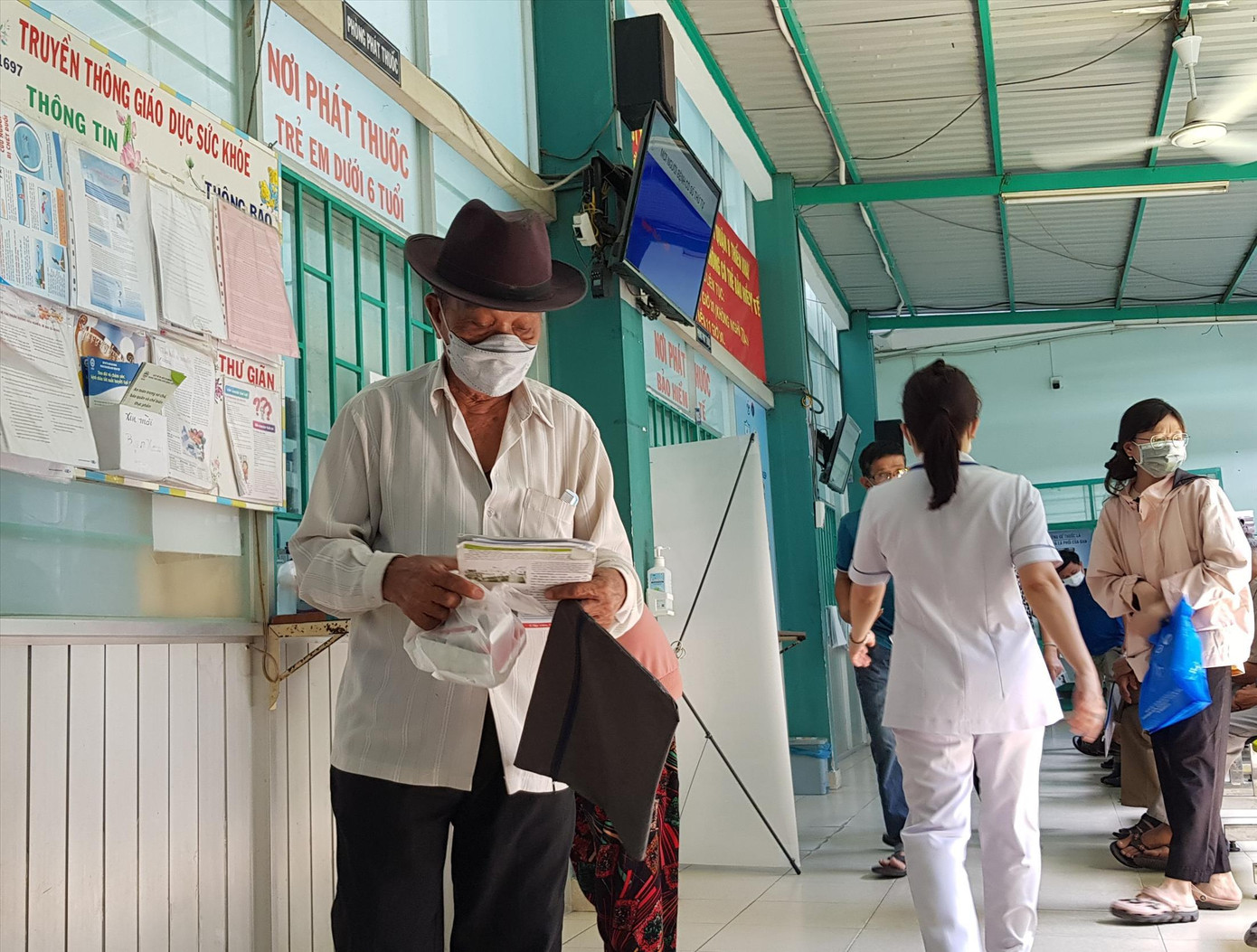 Người lớn tuổi mắc bệnh mạn tính tại TPHCM đang có nhu cầu được khám và nhận thuốc bảo hiểm tại trạm y tế