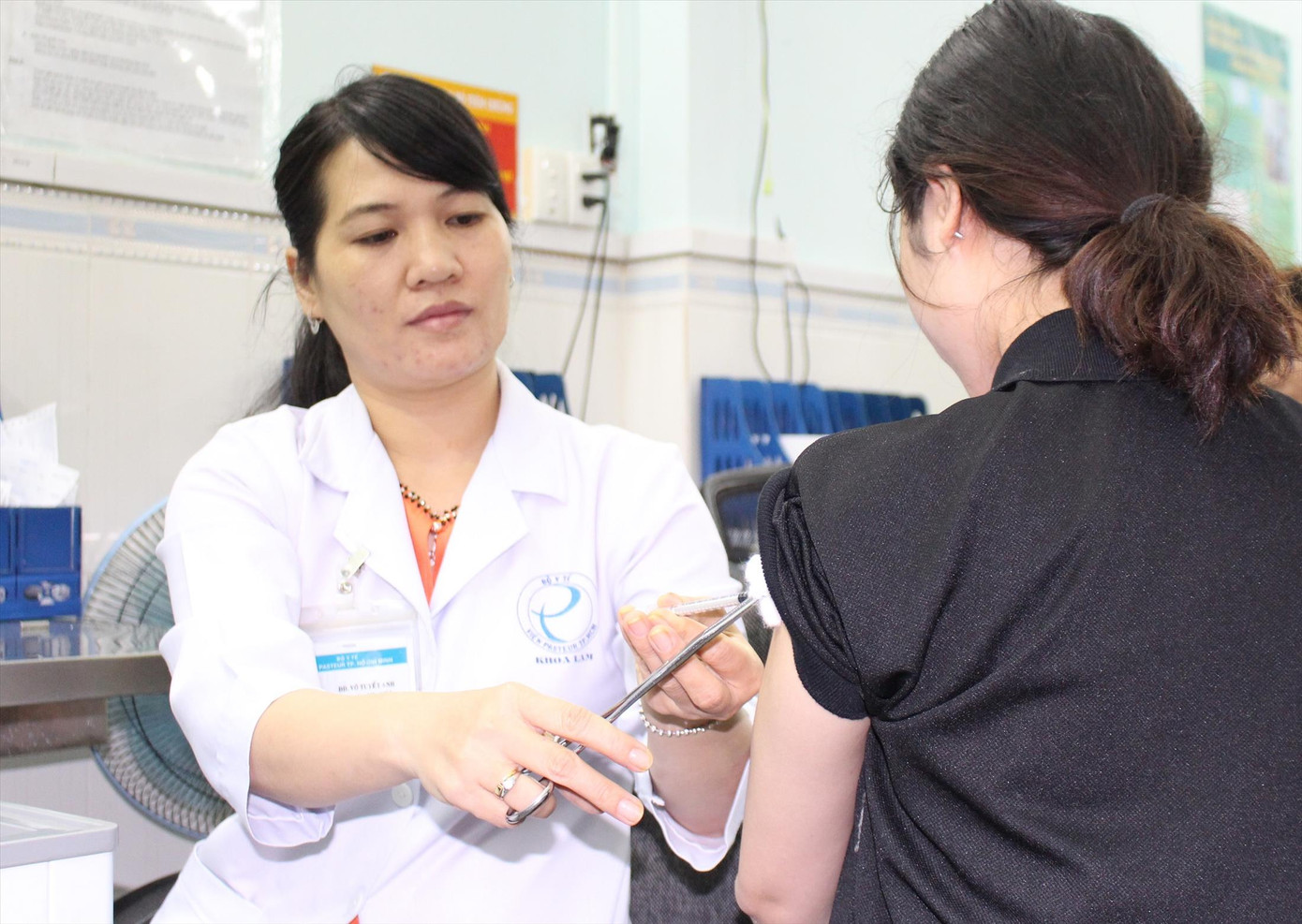 Tiêm phòng sau khi bị phơi nhiễm dại là giải pháp an toàn và hiệu quả nhất cho người bệnh Ảnh: Vân Sơn Tiêm phòng sau khi bị phơi nhiễm dại là giải pháp an toàn và hiệu quả nhất cho người bệnh Ảnh: Vân Sơn