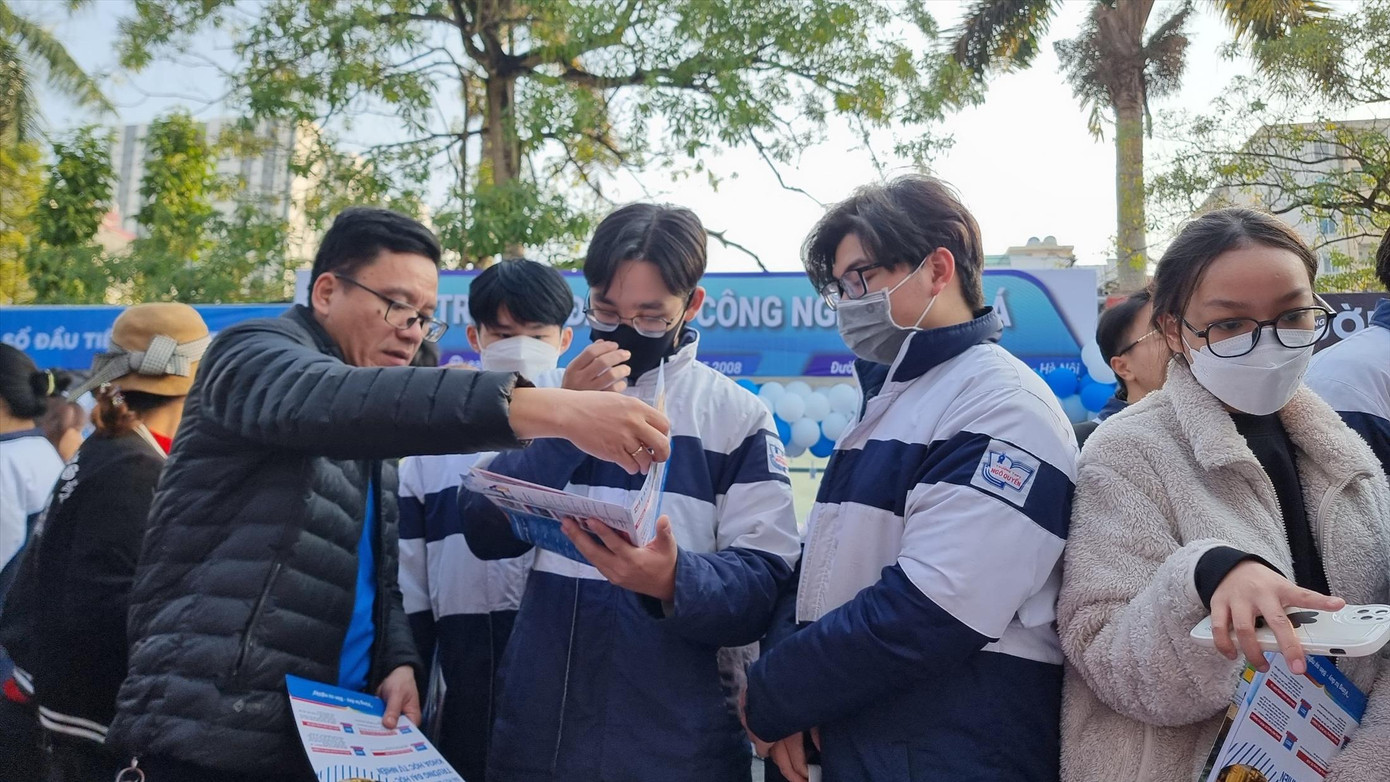 Chứng chỉ ngoại ngữ được coi là một lợi thế khi xét tuyển. Ảnh: Nghiêm Huê Chứng chỉ ngoại ngữ được coi là một lợi thế khi xét tuyển. Ảnh: Nghiêm Huê