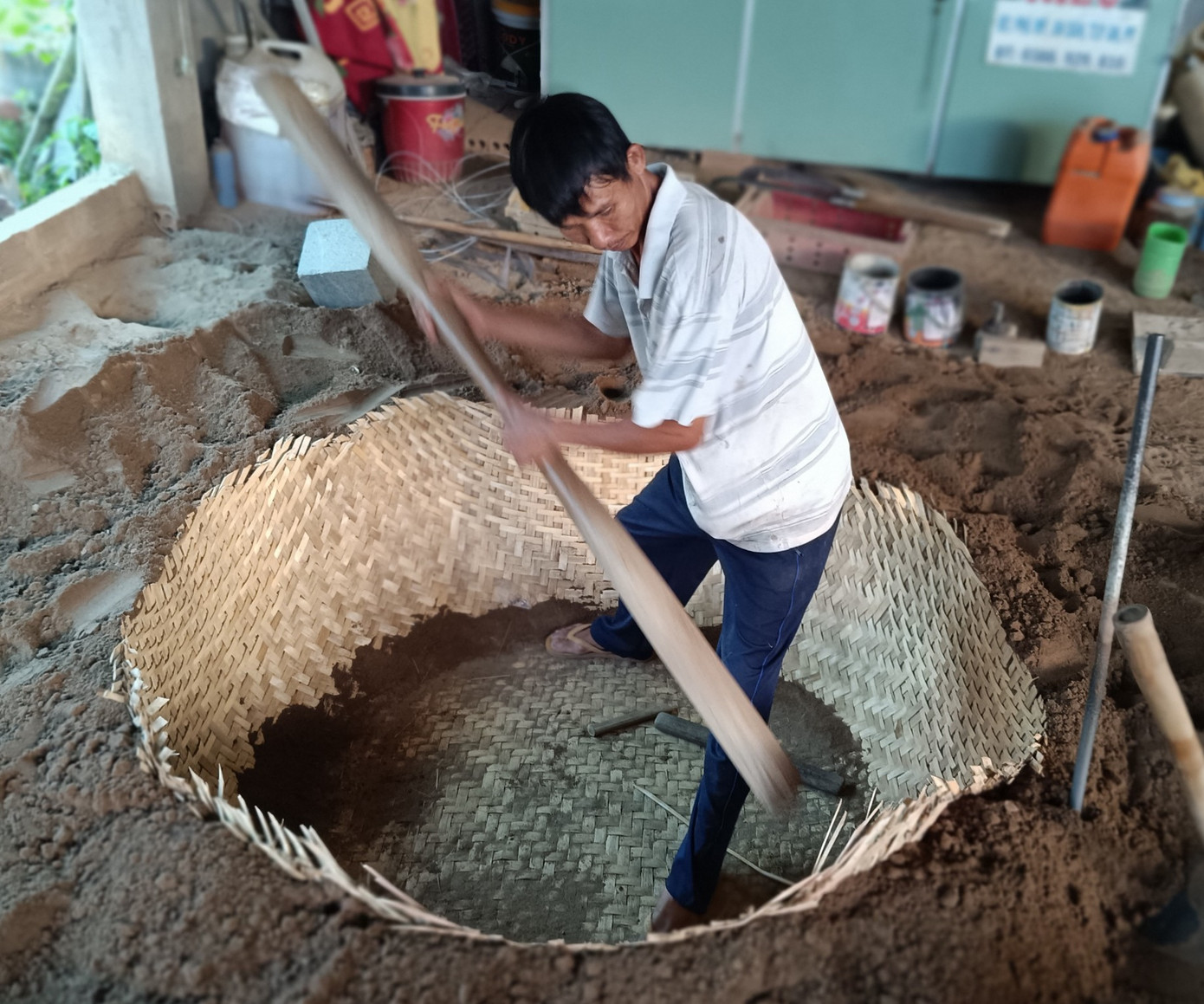 Ông Trương Văn Trung tỉ mỉ làm nan bằng phương pháp thủ công cho thúng chai Ảnh: Công Hoan