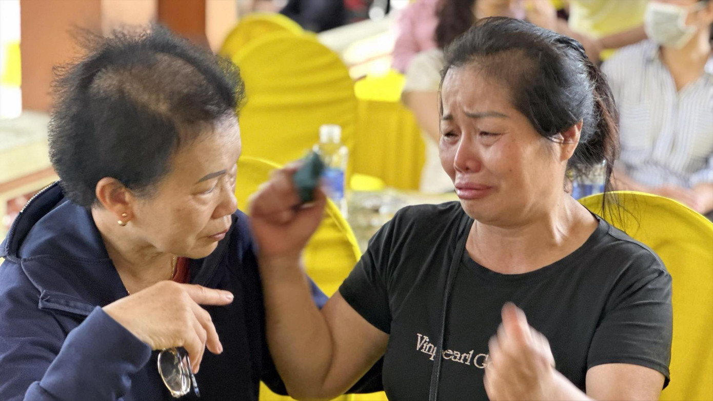 Bà Đinh Thị Hằng (SN 1963, bà ngoại bé trai), khóc nghẹn khi có người hỏi thăm, động viên Bà Đinh Thị Hằng (SN 1963, bà ngoại bé trai), khóc nghẹn khi có người hỏi thăm, động viên