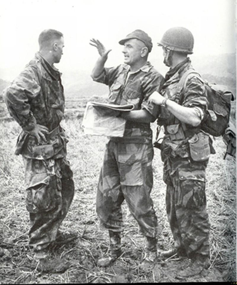 Thiếu tá Bigeard - Sau trở thành Bộ trưởng Quốc phòng Pháp (giữa) thời ở chiến trường Đông Dương