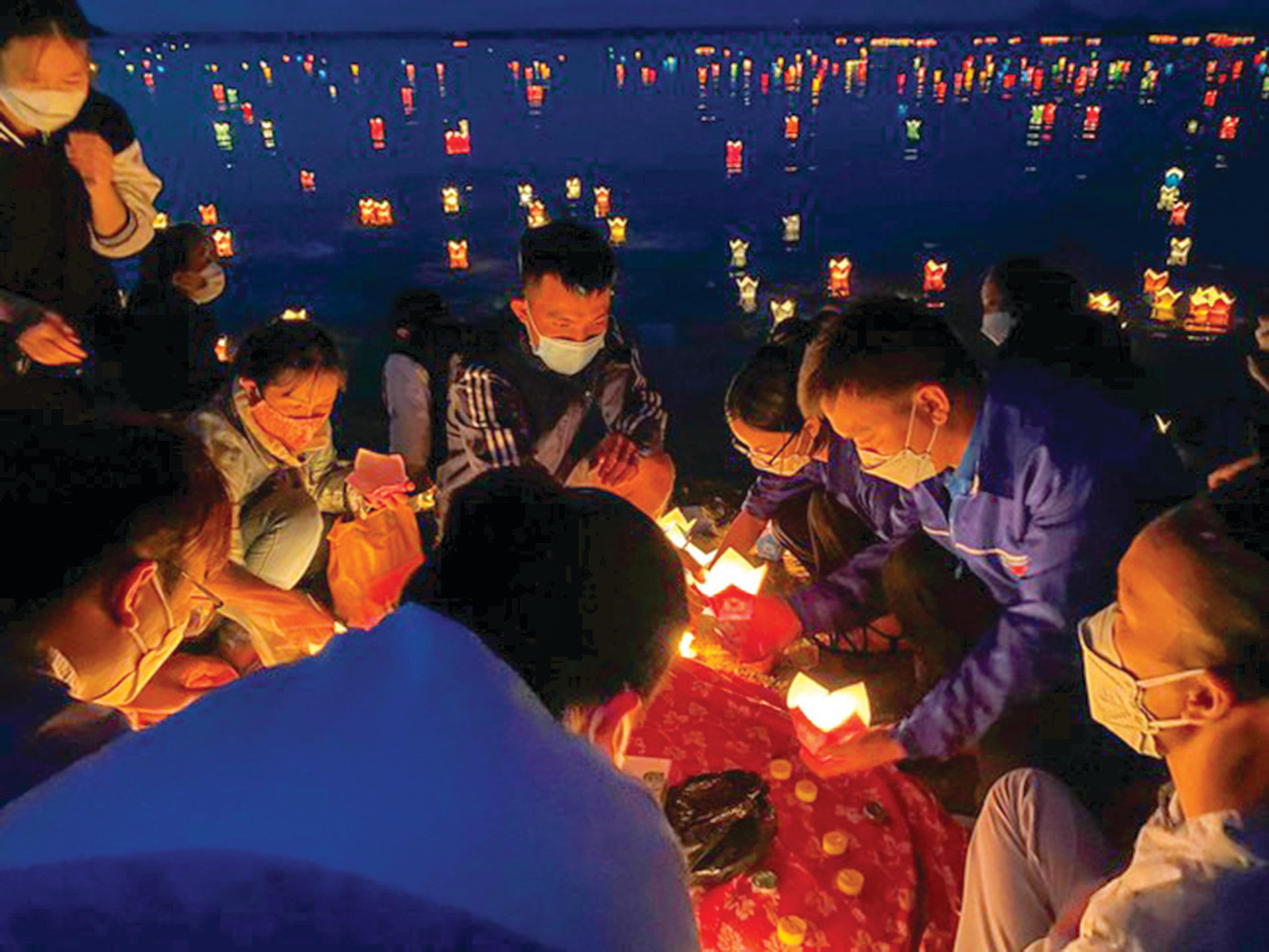 Thả hoa đăng nguyện cầu cho các nạn nhân xấu số bên bờ biển Cửa Đại