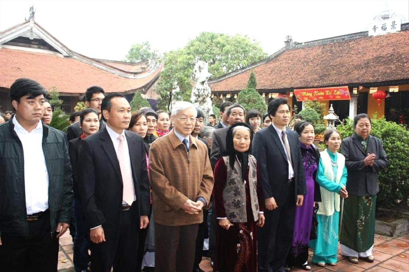 Tổng Bí thư Nguyễn Phú Trọng chụp ảnh tại đình làng Lại Đà