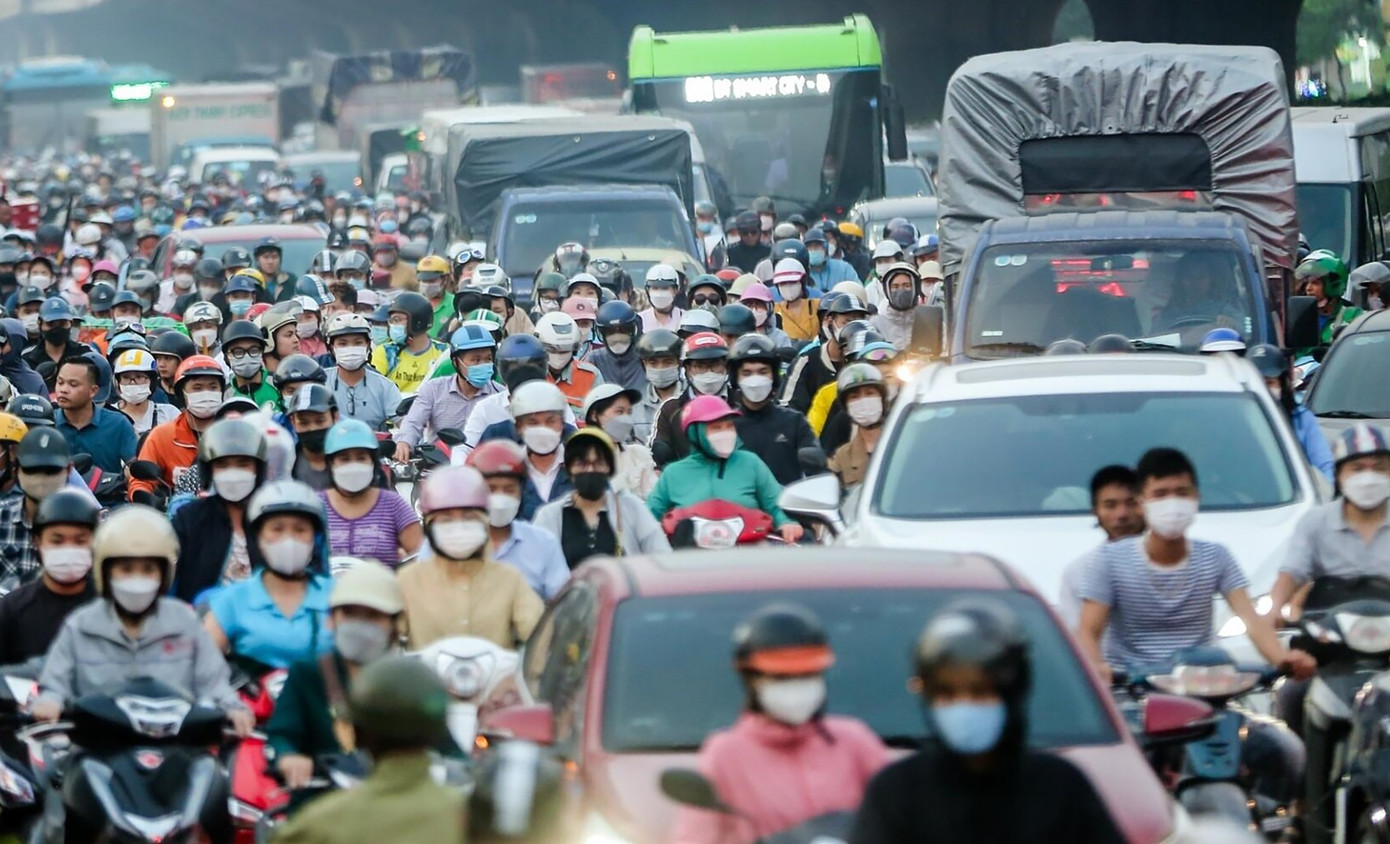 Hoạt động giao thông được cho là nguồn phát thải ô nhiễm mạnh nhất tại các đô thị. Ảnh: Phú Hoàng