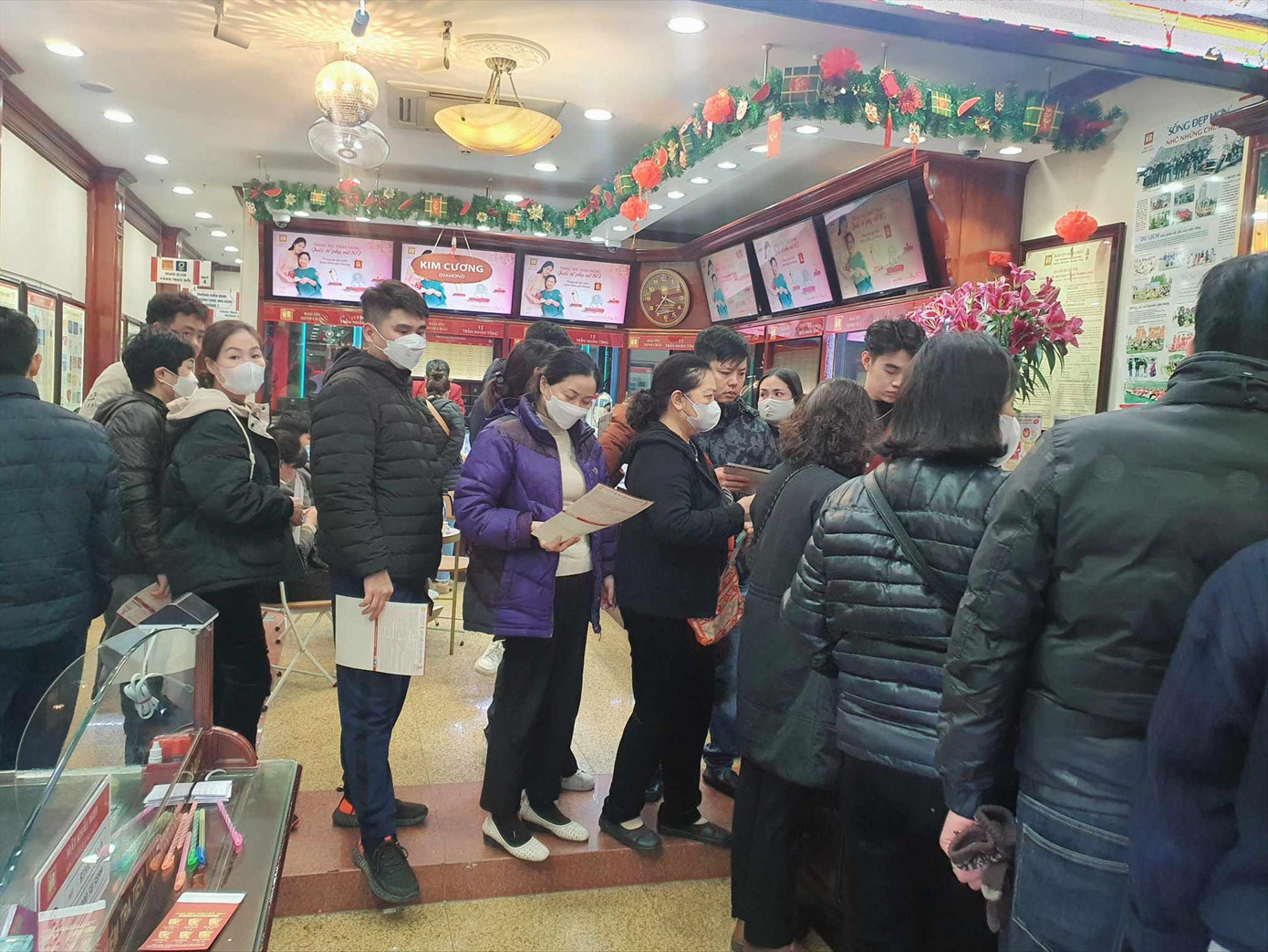 Sáng 5/3, người dân xếp hàng mua bán vàng Ảnh: Như Ý