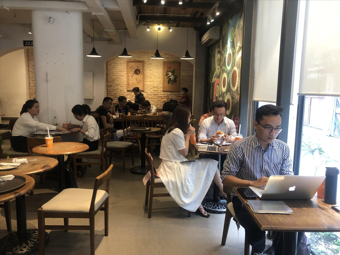 “Văn phòng di động” ở quán cà phê trở thành nơi làm việc quen thuộc của nhiều người trẻ