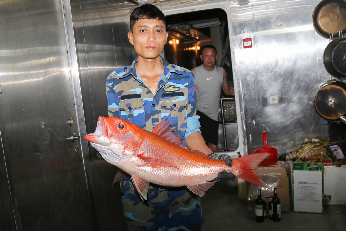 Niềm vui của chiến sỹ câu được con cá lớn. Niềm vui của chiến sỹ câu được con cá lớn.