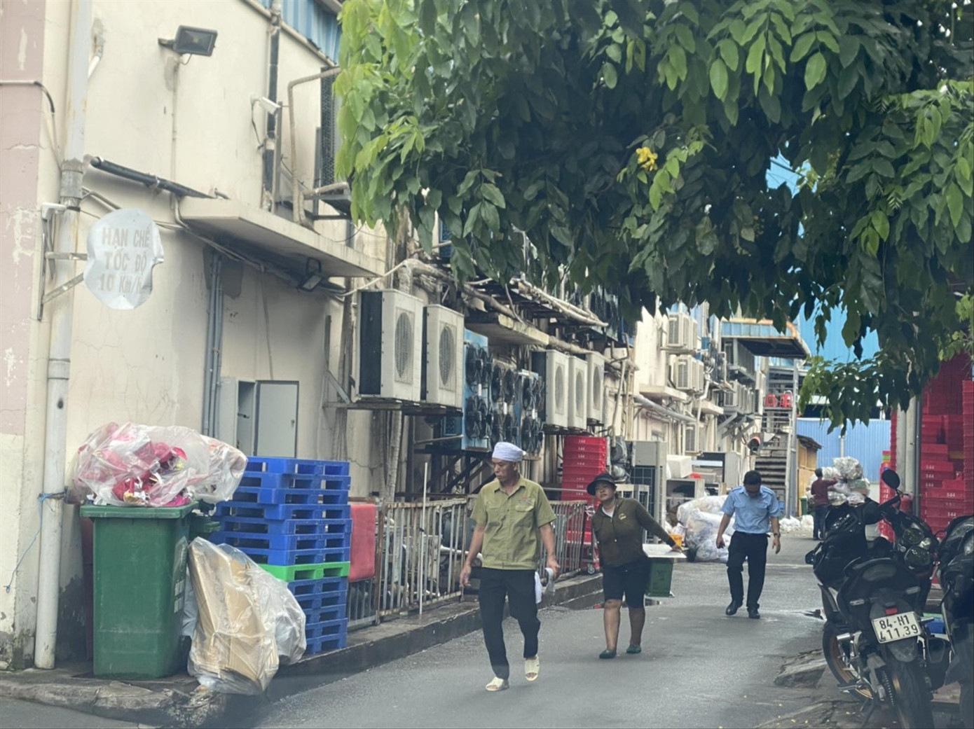 Công nhân Công ty CP Bánh Givral làm việc tại xưởng sản xuất bánh, sáng 3/10