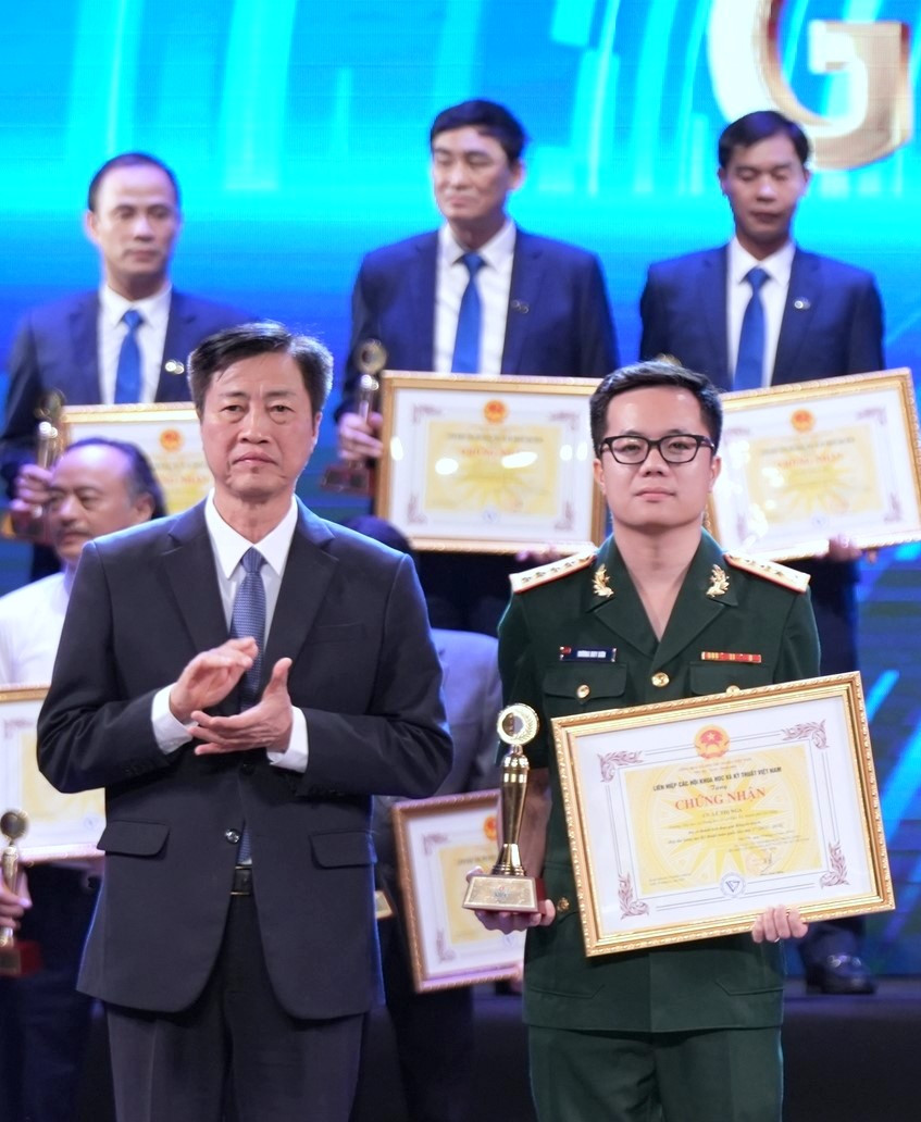 Đại úy Dương Duy Sơn nhận giải Nhì tại Hội thi Sáng tạo kỹ thuật toàn quốc (VIFOTEC) lần thứ 17