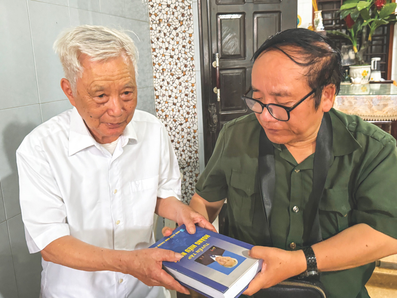 Nhà giáo Hoàng Hiếu Nghĩa tặng nhà thơ Trần Đăng Khoa tuyển tập thơ văn do ông sáng tác và nghiên cứu.