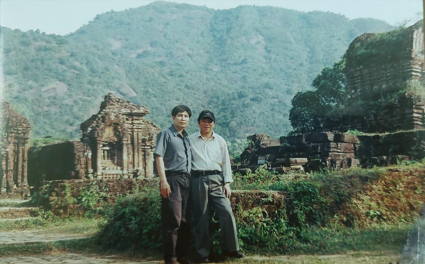 Nhà thơ, nhà báo Dương Xuân Nam (đội mũ) và tác giả tại Mỹ Sơn năm 2001.