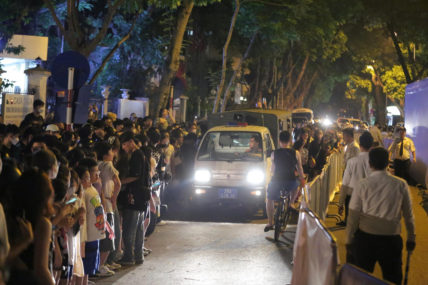 Người hâm mộ đổ về cửa khách sạn nơi BlackPink nghỉ ngơi trong thời điểm diễn ra hai đêm concert tại Hà Nội