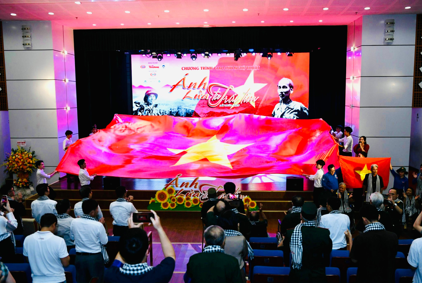 Lá cờ Đồn Biên Phòng Lũng Cú tặng báo Tiền Phong được dùng trong màn kết đêm giao lưu đặc biệt “Ánh lửa từ trái tim” do báo Tiền Phong và Tập Đoàn Him Lam tổ chức tại ĐH Xây dựng cho 100 thương binh nặng và gần 700 sinh viên