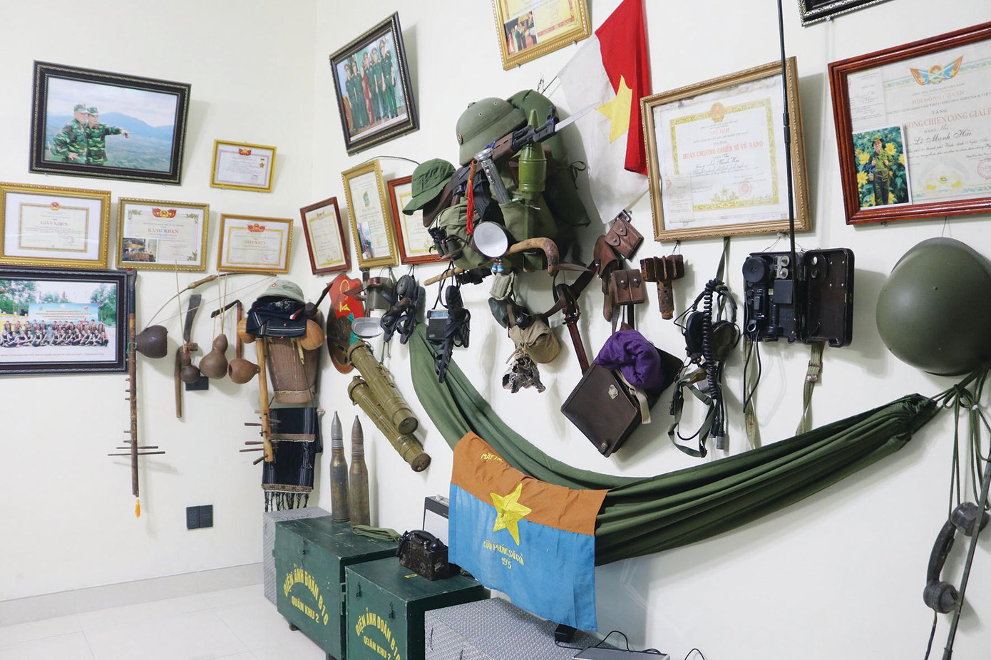 Những kỷ vật chiến tranh được trưng bày ở văn phòng làm việc của doanh nhân Lê Mạnh Hải