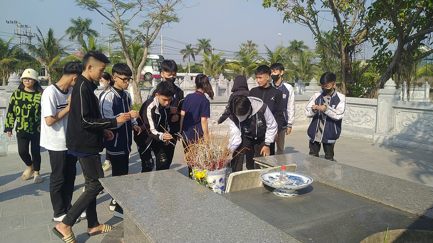 Hàng ngày, học sinh ở khắp nơi vẫn đến thắp hương tại mộ của Nam Cao. Hàng ngày, học sinh ở khắp nơi vẫn đến thắp hương tại mộ của Nam Cao.