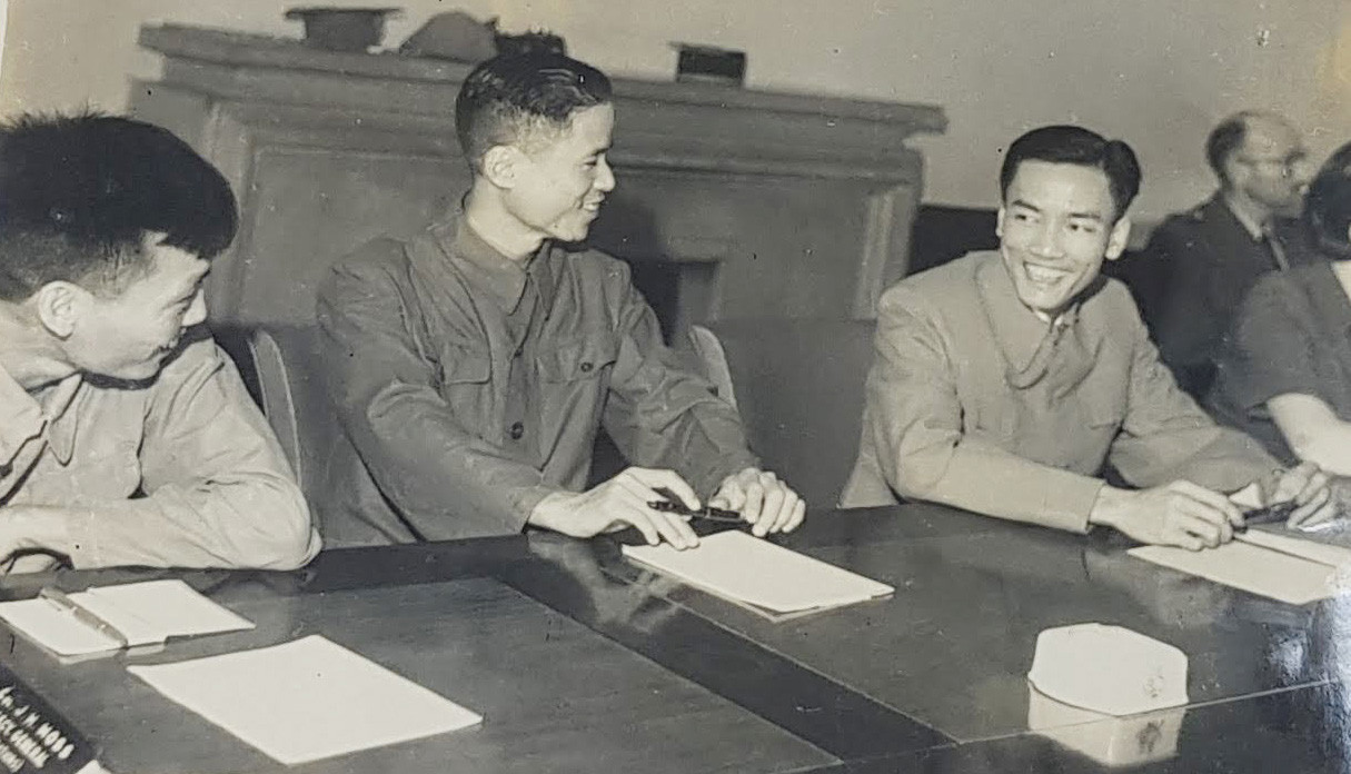 Ông Hà Văn Lâu (bìa phải) với các đại biểu tại Hội nghị Giơ-ne-vơ (Ảnh: T.L)