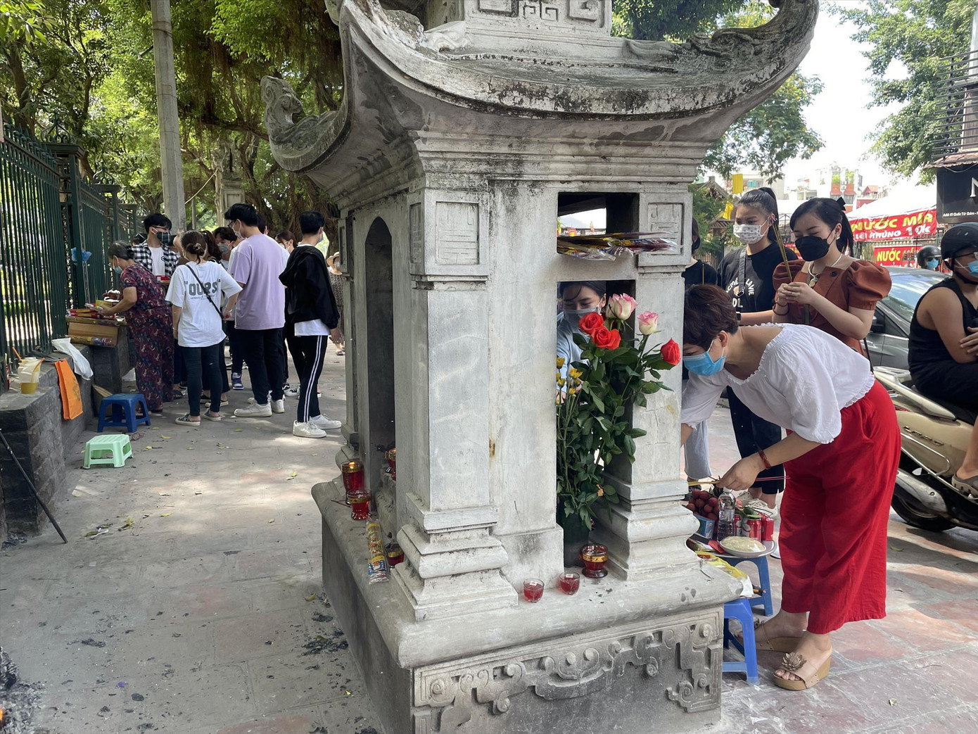 Sĩ tử đổ về Văn Miếu cầu may bất chấp di tích đóng cửa phòng dịch. Ảnh: Trọng Tài Sĩ tử đổ về Văn Miếu cầu may bất chấp di tích đóng cửa phòng dịch. Ảnh: Trọng Tài