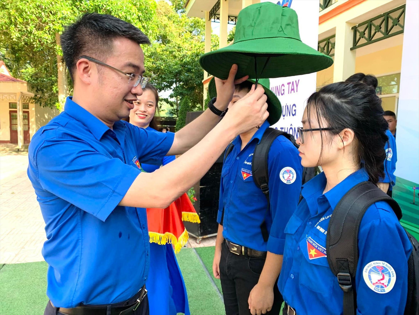 Bí thư T.Ư Đoàn Nguyễn Tường Lâm thăm, tặng quà đội hình tình nguyện Mùa hè xanh Trường ĐH Kinh tế Quốc dân tại Thanh Hóa