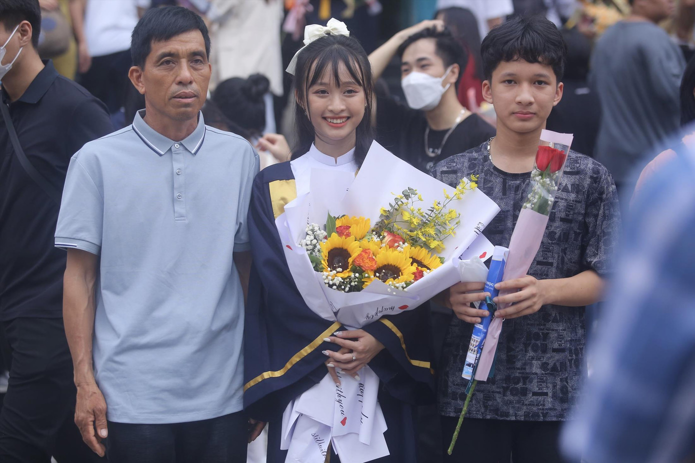 Phụ huynh đến chúc mừng sinh viên tốt nghiệp 2023. Ảnh: Duy Phạm