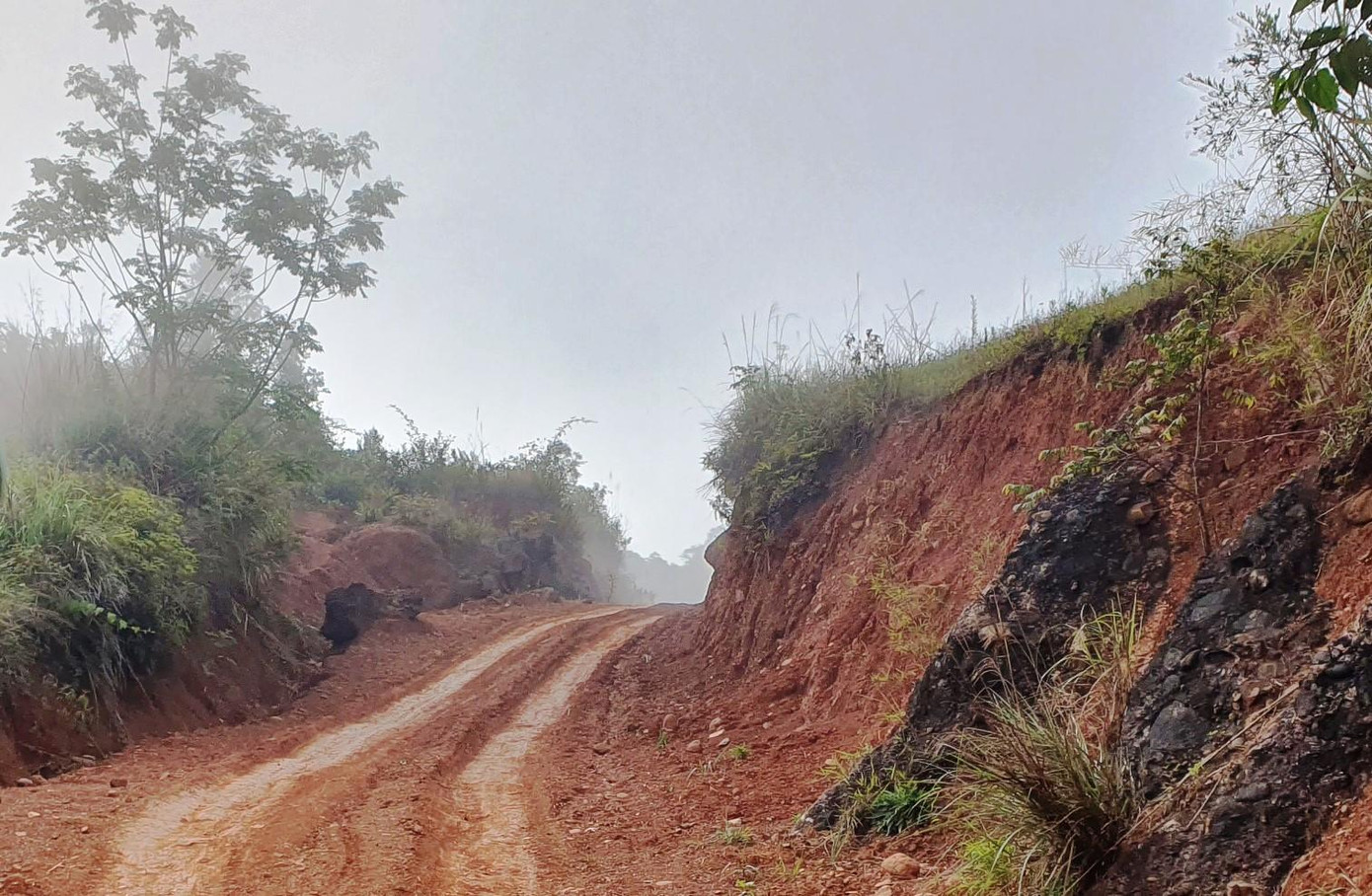Đường vào bản Buốc Pát