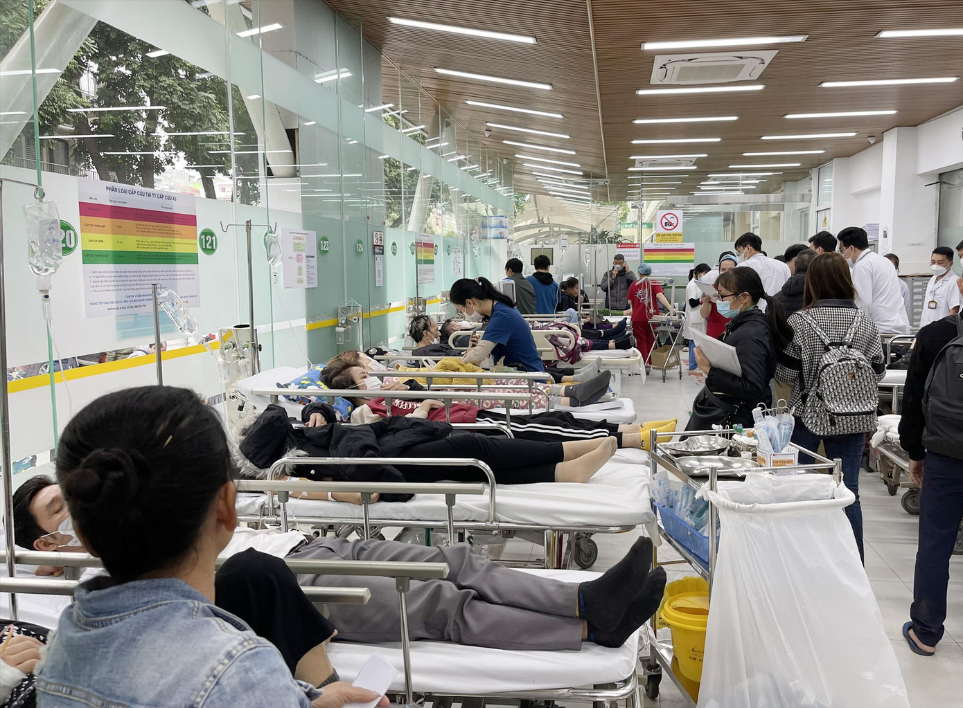 Trung tâm Cấp cứu (BV Bạch Mai) ngày 15/2 đông nghịt bệnh nhân Trung tâm Cấp cứu (BV Bạch Mai) ngày 15/2 đông nghịt bệnh nhân