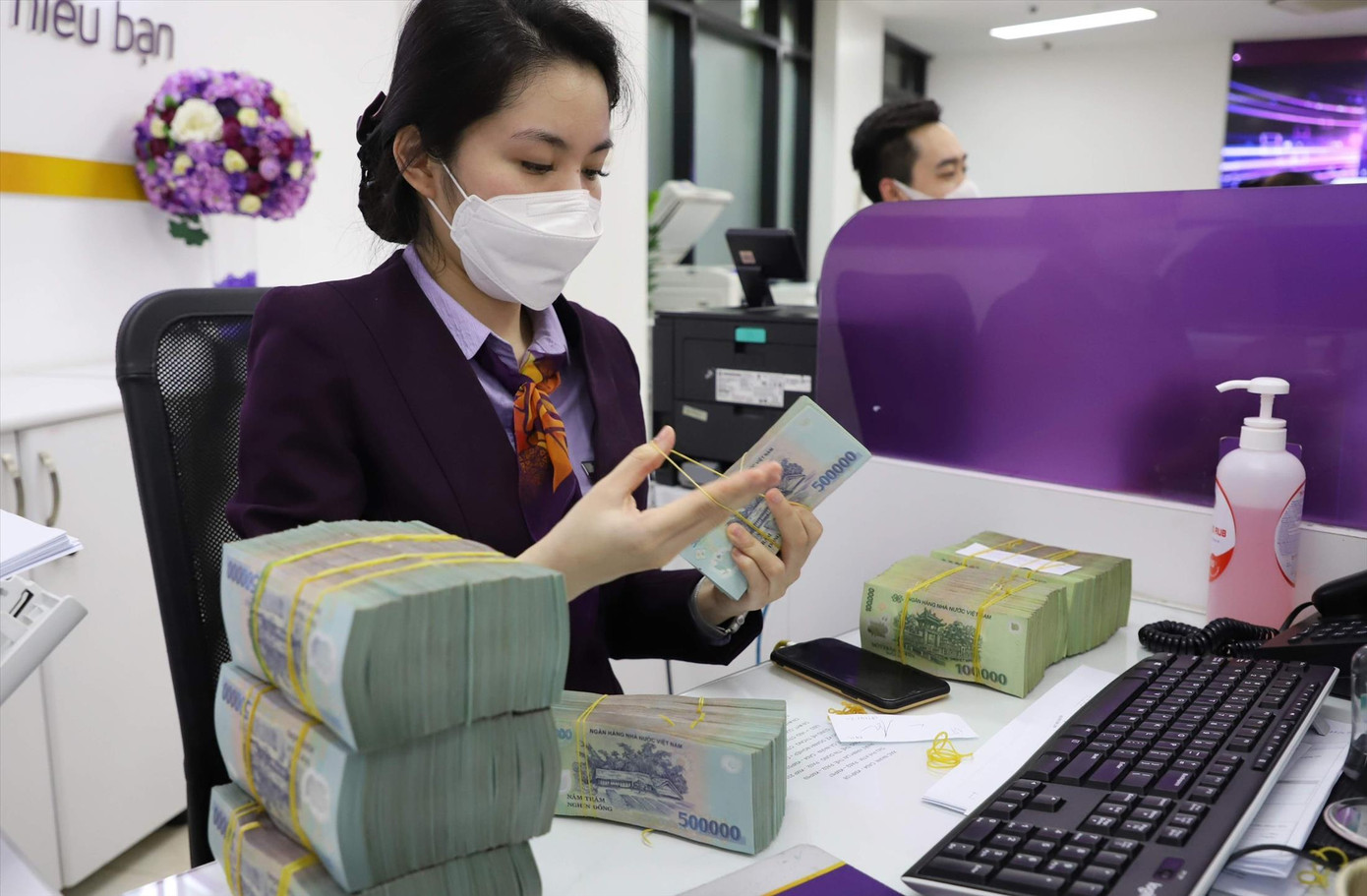 Lần đầu tiên sau 2 năm, NHNN tăng đồng loạt lãi suất điều hành gồm trần lãi suất huy động, lãi suất tái chiết khấu, tái cấp vốn minh họa: Như Ý