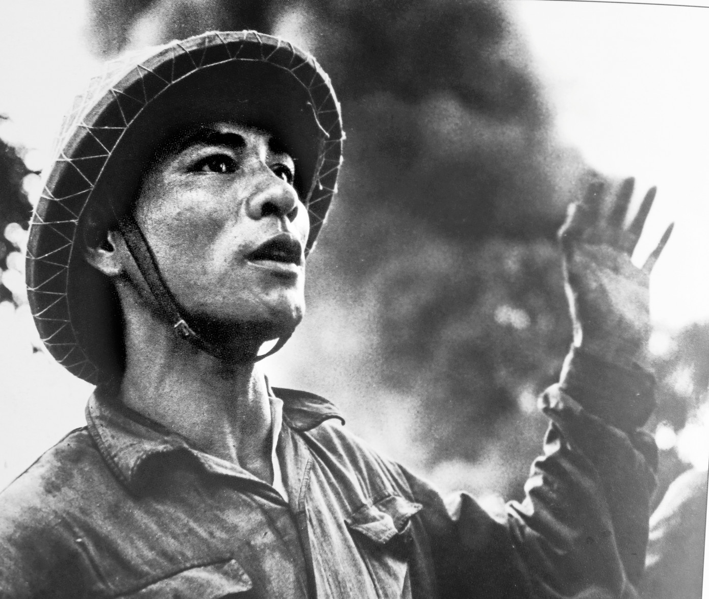 Chỉ huy tự vệ ở Đức Giang-Hà Nội đang chỉ huy chiến đấu, một bức ảnh phóng viên Tiền Phong Mai Nam chụp trong những năm đánh Mỹ Chỉ huy tự vệ ở Đức Giang-Hà Nội đang chỉ huy chiến đấu, một bức ảnh phóng viên Tiền Phong Mai Nam chụp trong những năm đánh Mỹ