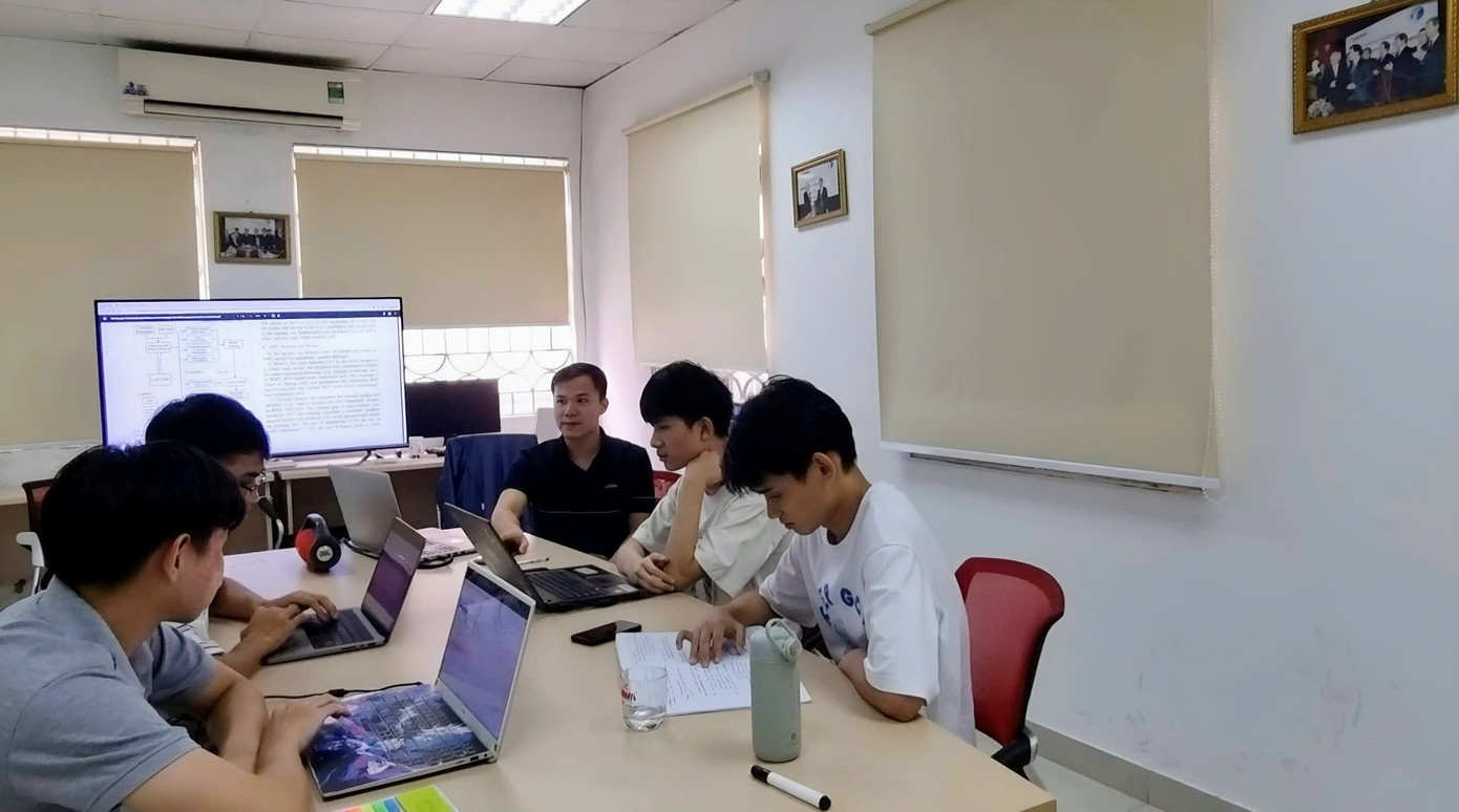 TS Nguyễn Văn Sơn trao đổi với sinh viên tham gia nhóm nghiên cứu TS Nguyễn Văn Sơn trao đổi với sinh viên tham gia nhóm nghiên cứu