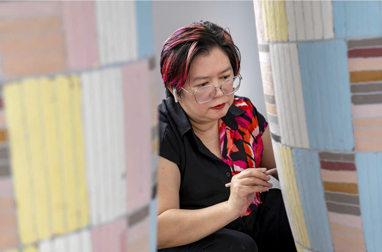 Chị Nguyễn Thu Thủy đang sáng tạo họa tiết trên gốm