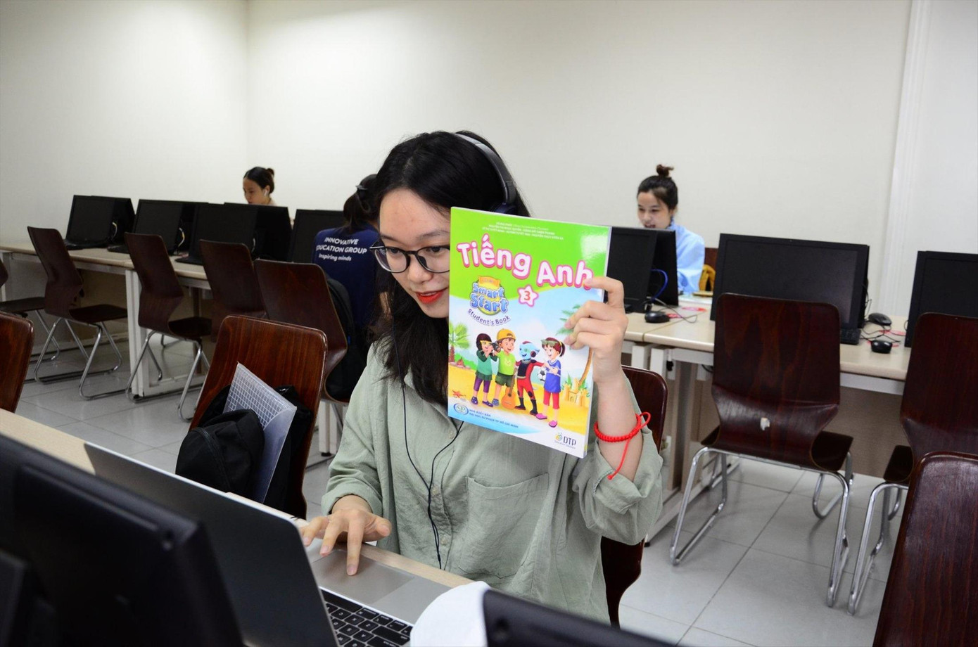 Giáo viên ở điểm cầu Trường Marie Curie dạy tiếng Anh trực tuyến cho học sinh ở Mèo Vạc, Hà Giang trong năm học 2022 - 2023. Ảnh: Trường Marie Curie Giáo viên ở điểm cầu Trường Marie Curie dạy tiếng Anh trực tuyến cho học sinh ở Mèo Vạc, Hà Giang trong năm học 2022 - 2023. Ảnh: Trường Marie Curie