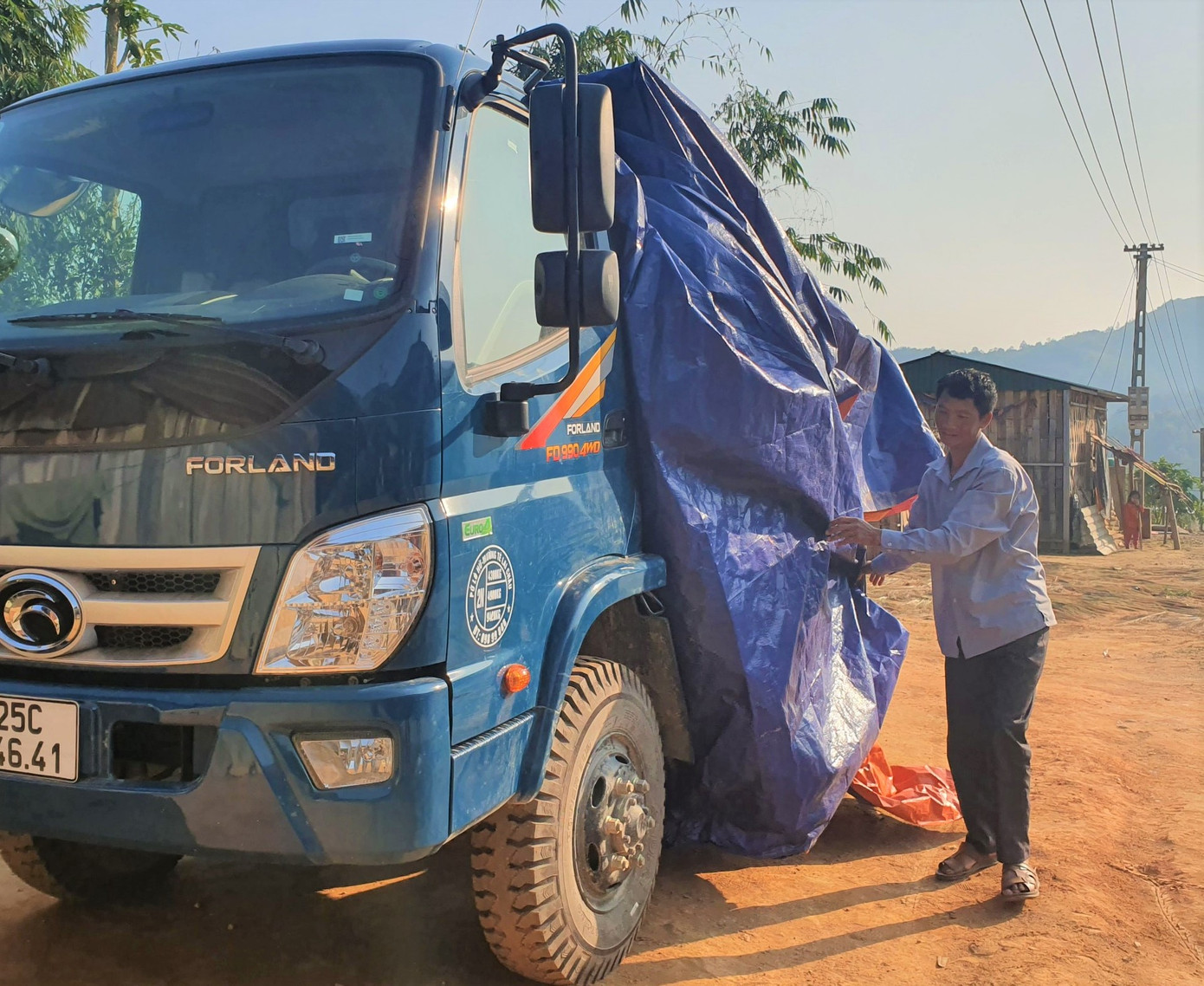 Pờ Lò Hừ khoe chiếc xe tải mới mua để phục vụ gia đình, dân bản