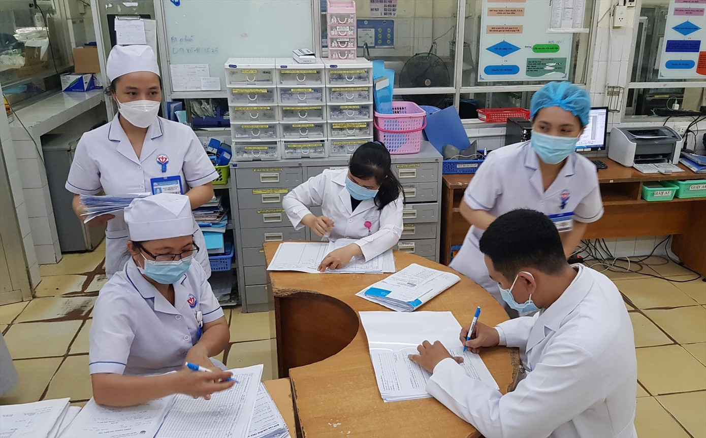 Thay vì sử dụng bệnh án điện tử, bệnh án giấy vẫn khiến nhân viên y tế tốn nhiều thời gian Ảnh: Vân Sơn