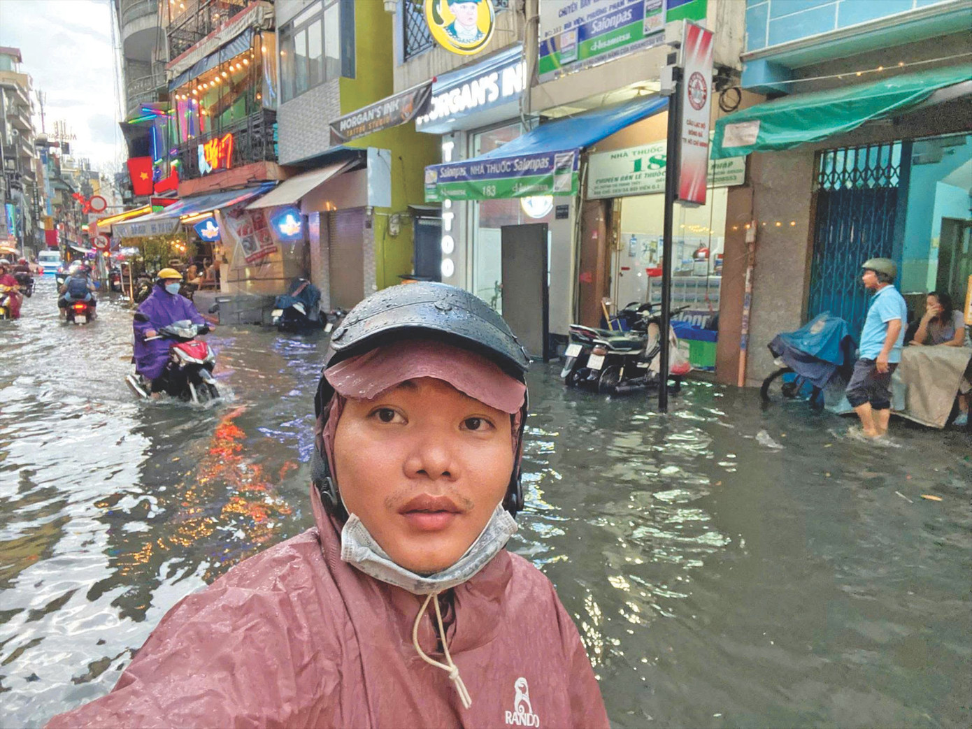 Một lần lội nước, tác nghiệp sau mưa lớn ở trung tâm TPHCM