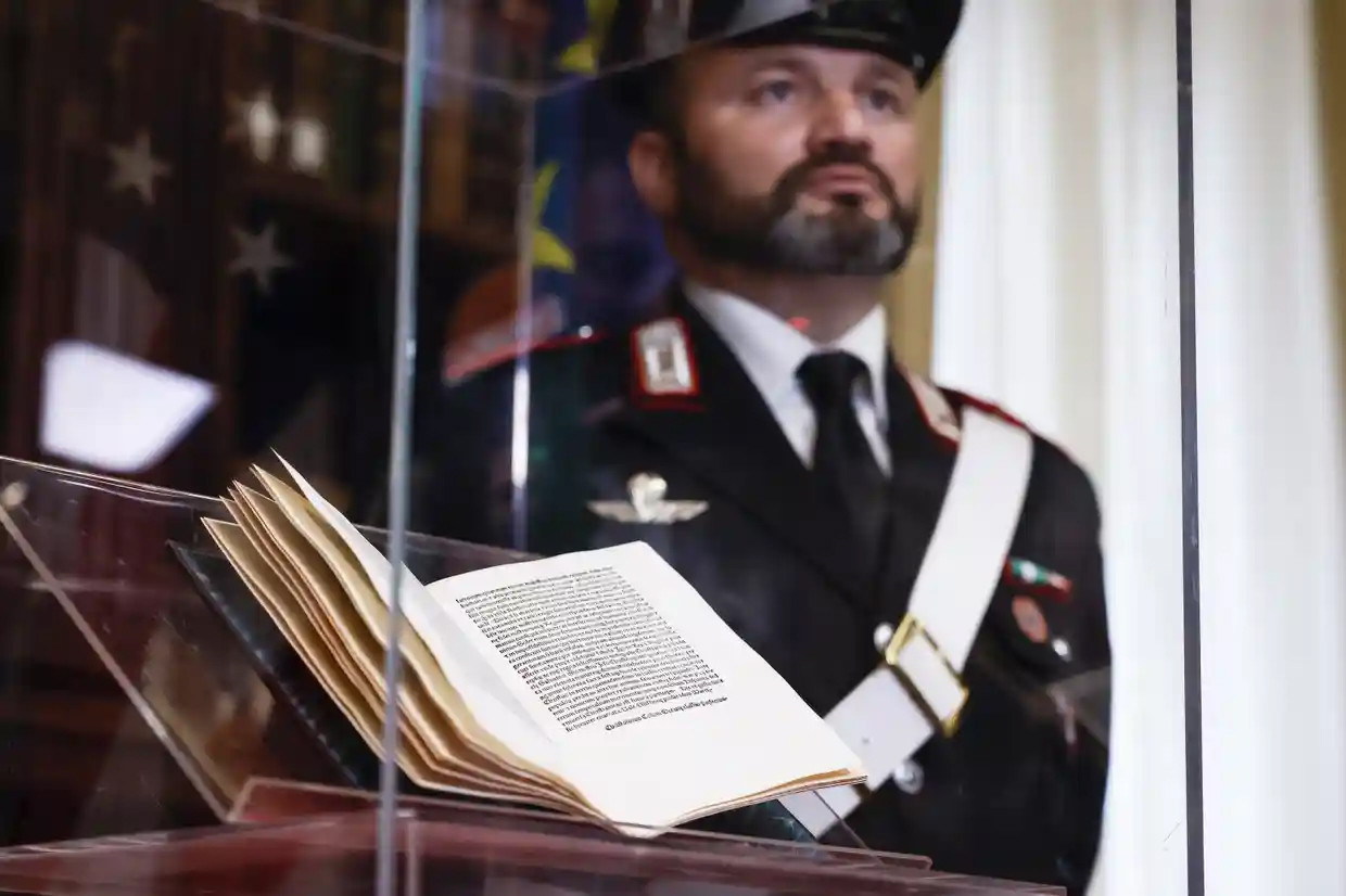 Bản in bức thư đã bị đánh cắp từ Biblioteca Nazionale Marciana ở Venice, Ý, khoảng từ năm 1985 đến 1988. Bản in bức thư đã bị đánh cắp từ Biblioteca Nazionale Marciana ở Venice, Ý, khoảng từ năm 1985 đến 1988.