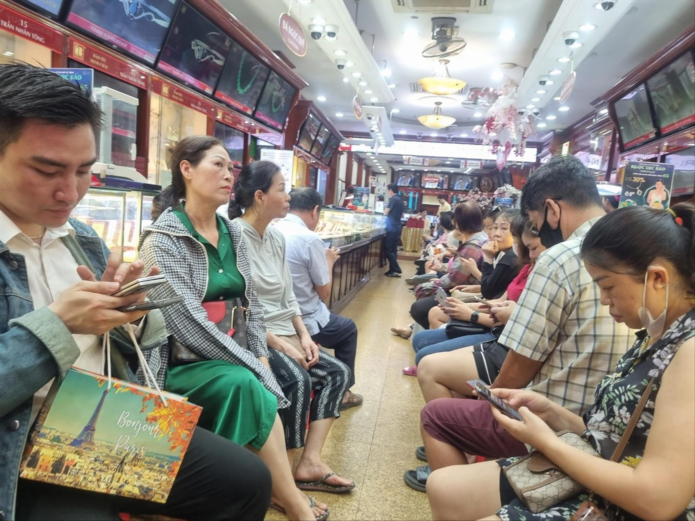 Người dân xếp hàng chờ bán vàng miếng SJC sáng 30/5 Ảnh: Ngọc Mai