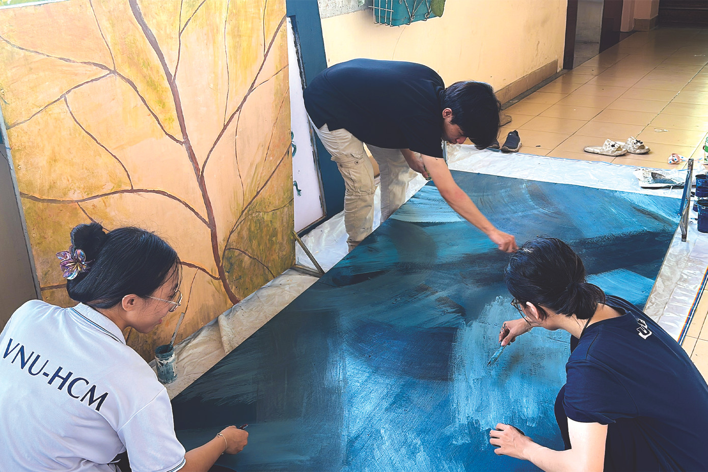 Các bạn sinh viên tự tay lo liệu đạo cụ, cảnh trí cho mỗi vở diễn Ảnh: CLB Kịch Các bạn sinh viên tự tay lo liệu đạo cụ, cảnh trí cho mỗi vở diễn Ảnh: CLB Kịch