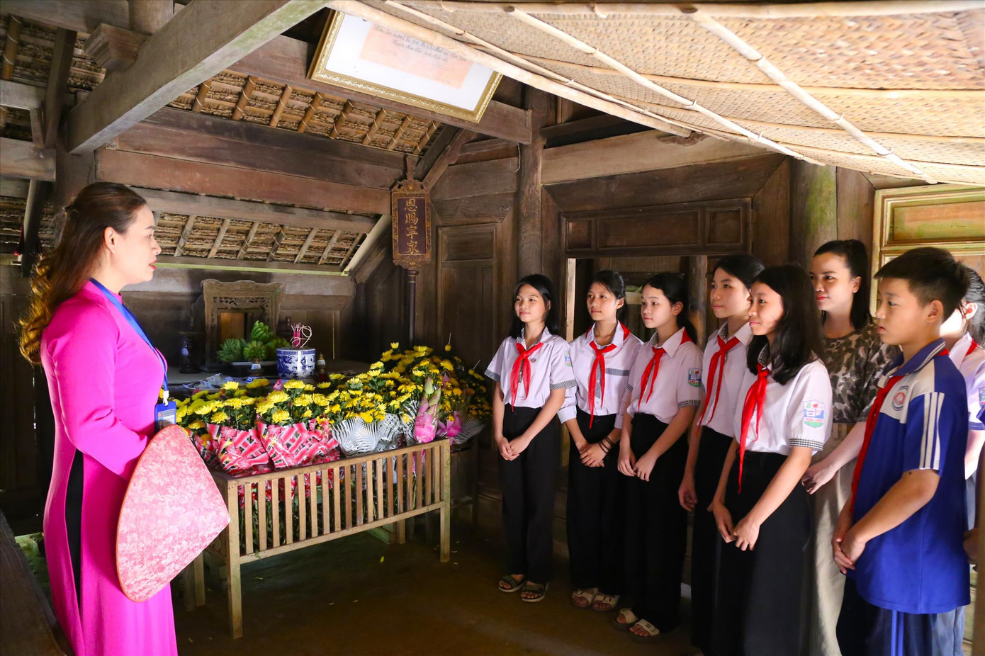 Du khách lắng nghe thuyết minh viên giới thiệu về những hiện vật gắn với Bác và người thân tại Làng Sen. Du khách lắng nghe thuyết minh viên giới thiệu về những hiện vật gắn với Bác và người thân tại Làng Sen.